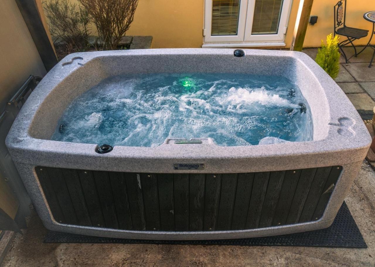 The Retreat, Own Hot Tub, Romantic Escape, Near Lyme Regis Exterior photo
